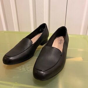 NWT! Juliet Lora black leather loafers.
